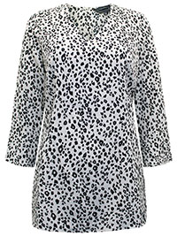 S/DAR BLACK/WHITE Animal Print V-Neck Top - Size 10 to 12