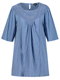 SKY-BLUE Lace Inset Round Neck Short Sleeve Slub Yarn Tee - Plus Size 20/22 (US 16/18)