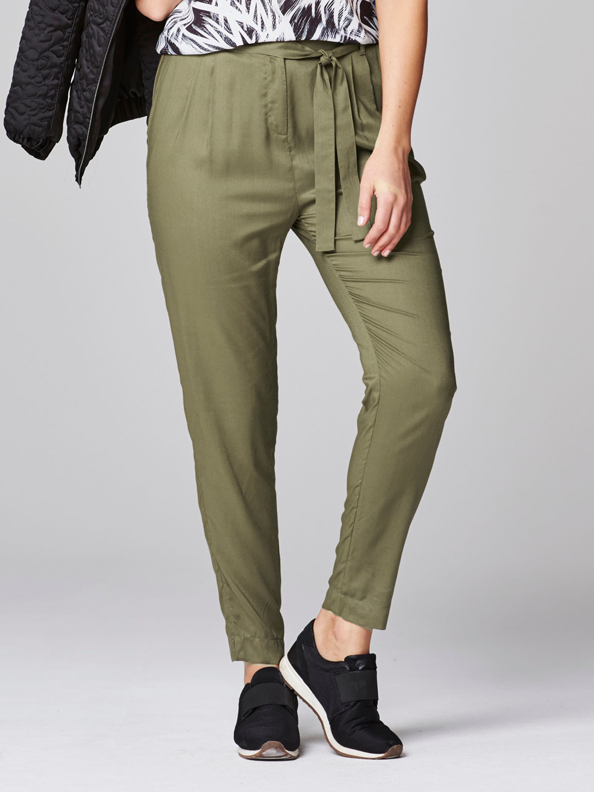 Time and Tru Belted Cargo Capri Pants 